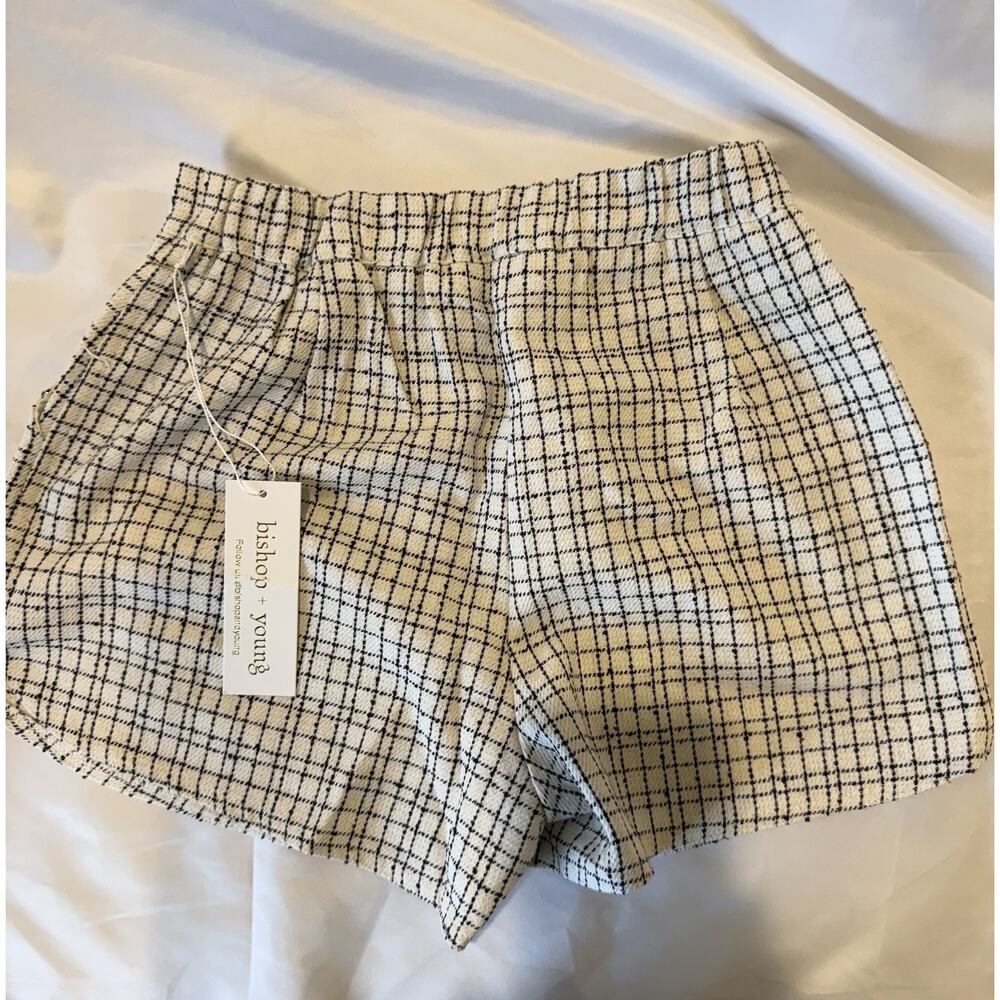 Bishop And Young Dressy Shorts Women’s Size Medium. NWT Beige